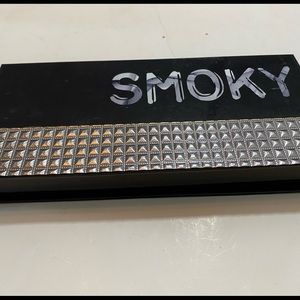 NIB Smoky Pallette of 10 Smouldering Eye Shadows, Primer & Brush 28 gm.